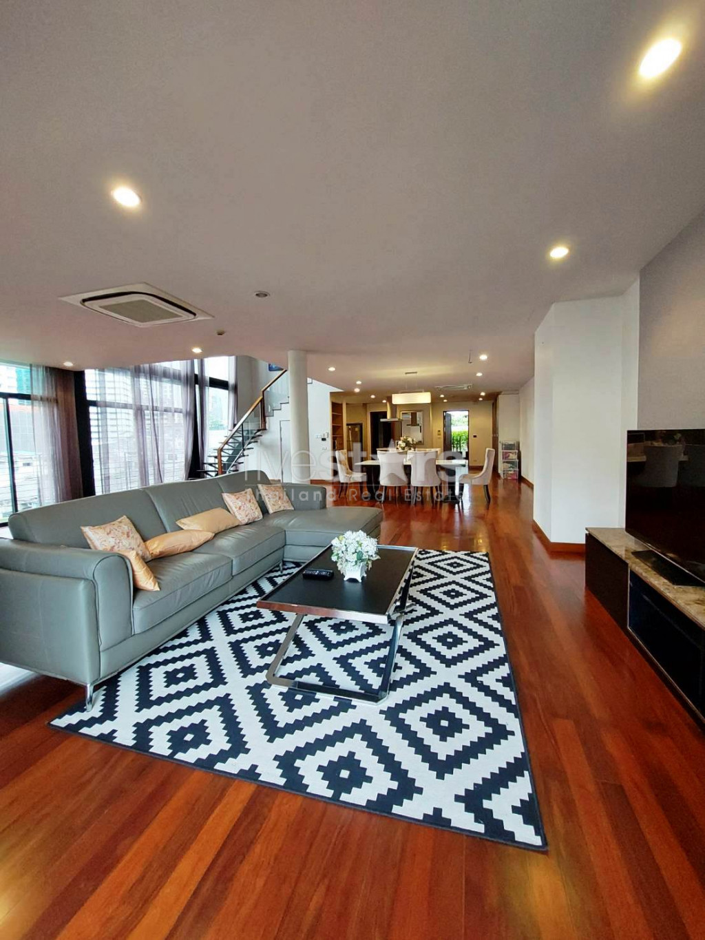 Appartement en duplex de 3 chambres à louer à proximité de la station Phrom Phong BTS