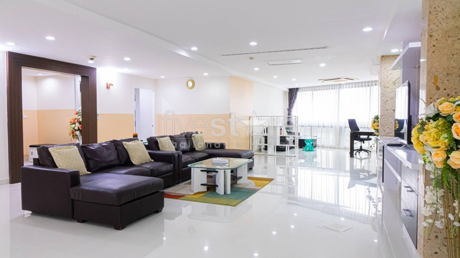 Newly renovated 3 bedroom condo for rent in Phrom Phong area