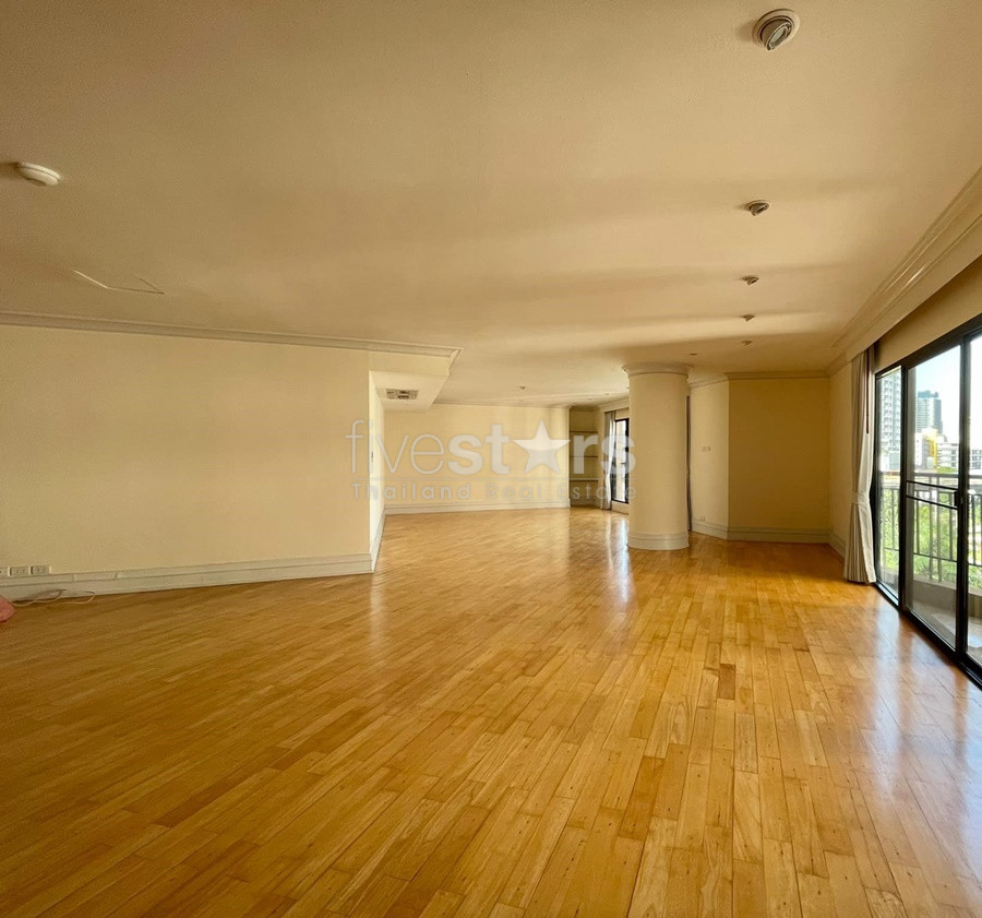For rent 3 bedrooms pet friendly apartment in Sukhumvit area