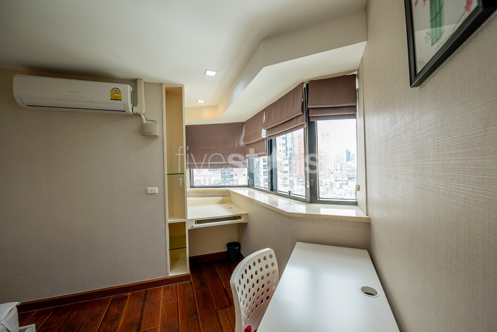 Vistas de 3 dormitorios en condominio de 3 lados en venta en Phrom Phong, photo 9