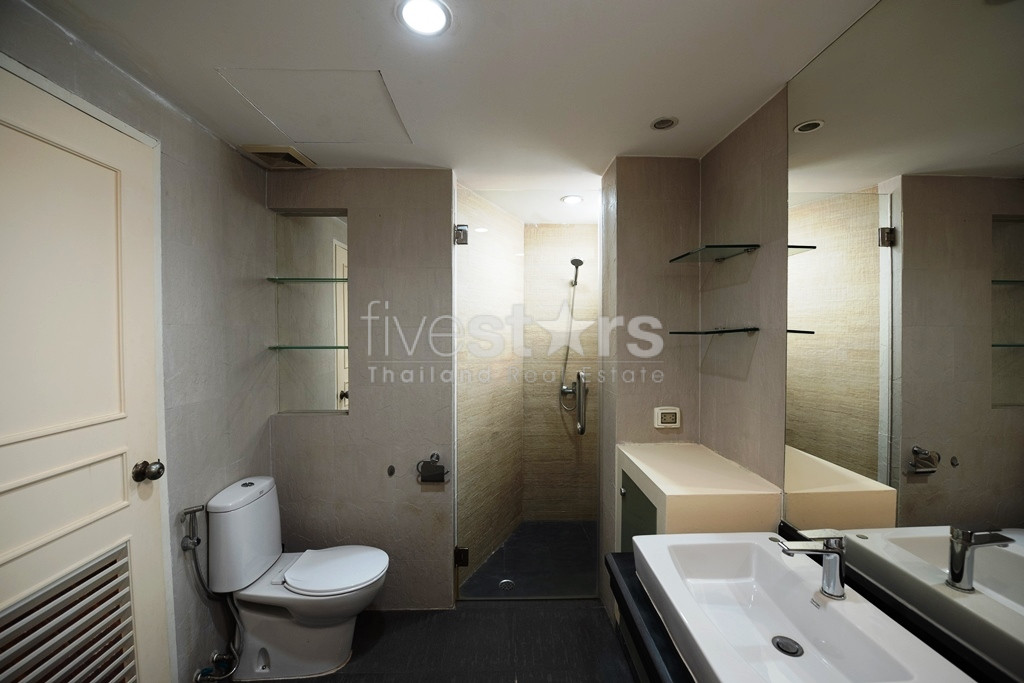 Vistas de 3 dormitorios en condominio de 3 lados en venta en Phrom Phong, photo 17