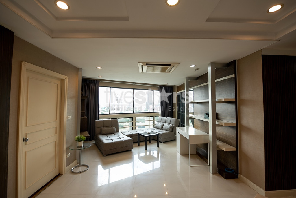 Vistas de 3 dormitorios en condominio de 3 lados en venta en Phrom Phong, photo 2