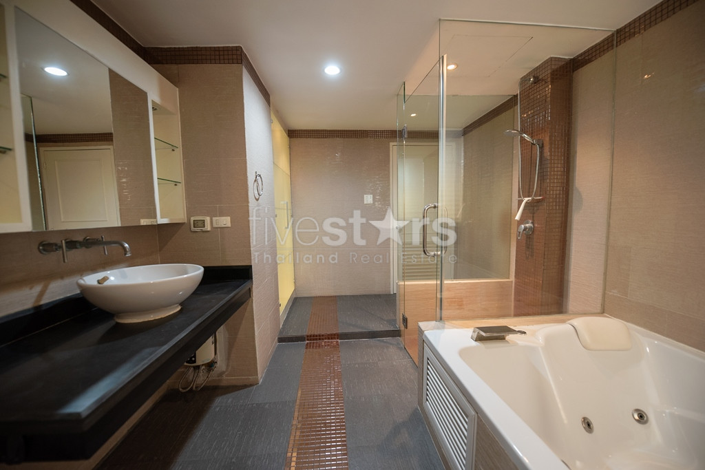 Vistas de 3 dormitorios en condominio de 3 lados en venta en Phrom Phong, photo 16