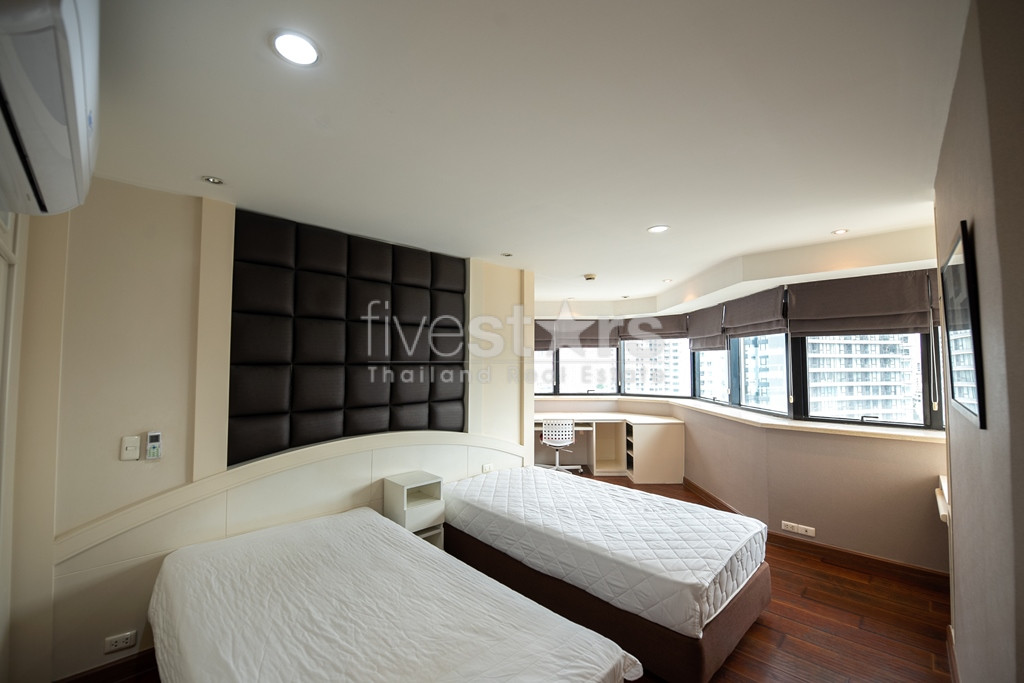 Vistas de 3 dormitorios en condominio de 3 lados en alquiler en Phrom Phong, photo 10