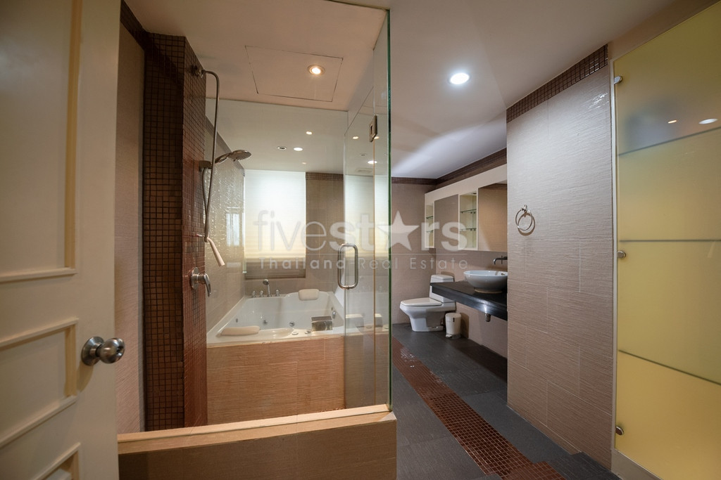 Vistas de 3 dormitorios en condominio de 3 lados en alquiler en Phrom Phong, photo 15