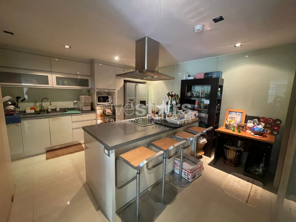 Duplex de chambres avec grande terrasse à vendre quartier Phromphong, photo 2