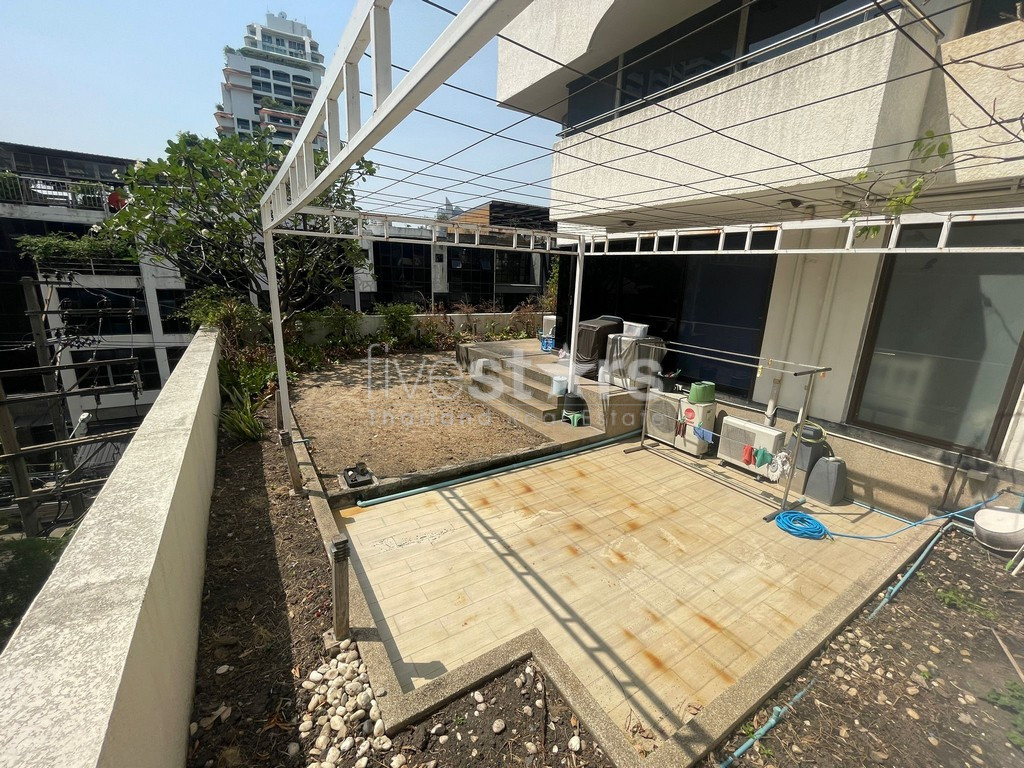 Duplex de chambres avec grande terrasse à vendre quartier Phromphong, photo 14