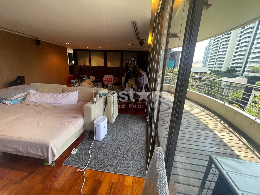Duplex de chambres avec grande terrasse à vendre quartier Phromphong, photo 9