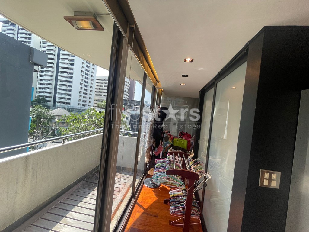 Duplex de chambres avec grande terrasse à vendre quartier Phromphong, photo 6