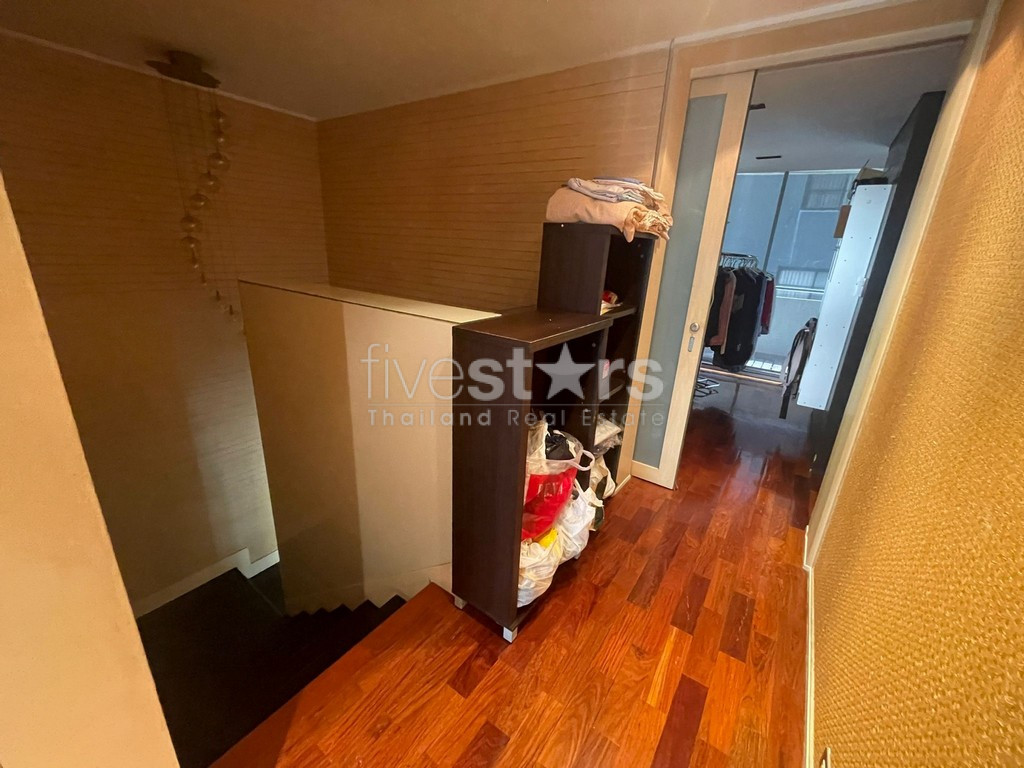 Duplex de chambres avec grande terrasse à vendre quartier Phromphong, photo 3