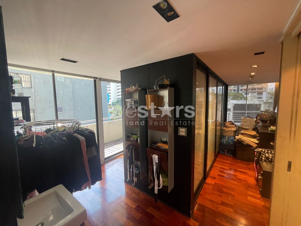 Duplex de chambres avec grande terrasse à vendre quartier Phromphong, photo 5