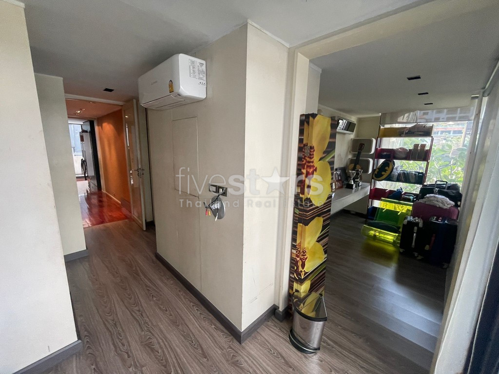 Duplex de chambres avec grande terrasse à vendre quartier Phromphong, photo 12