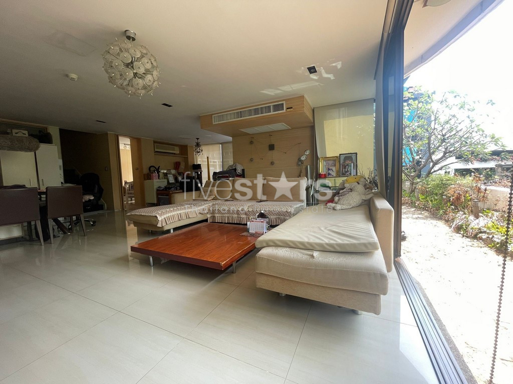 Duplex de chambres avec grande terrasse à vendre quartier Phromphong