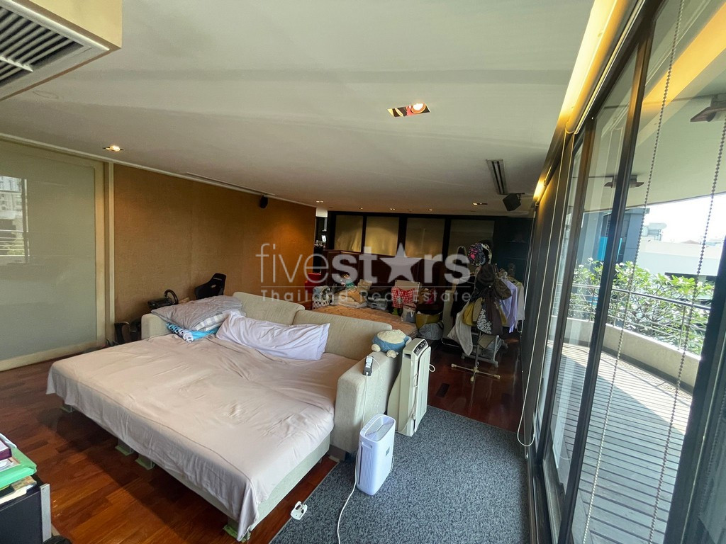 Duplex de chambres avec grande terrasse à vendre quartier Phromphong, photo 8