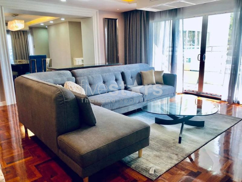 Grand condo de 3 chambres à louer à Phrom Phong.