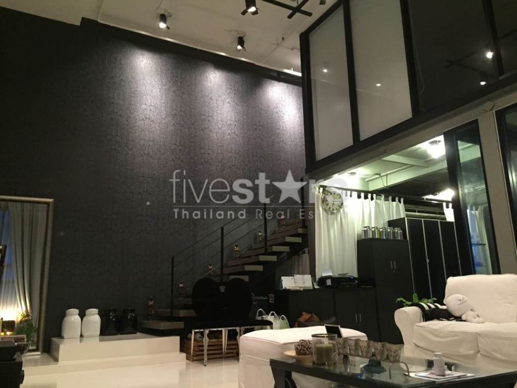 Condo duplex de 3 chambres à vendre à Phrom Phong