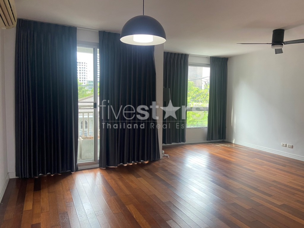 Condo de faible hauteur de 2 chambres à vendre sur Thong Lor