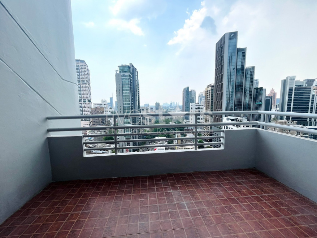 3-bedroom newly renovated condo for sale close to Phrom Phong BTS Station, photo 8