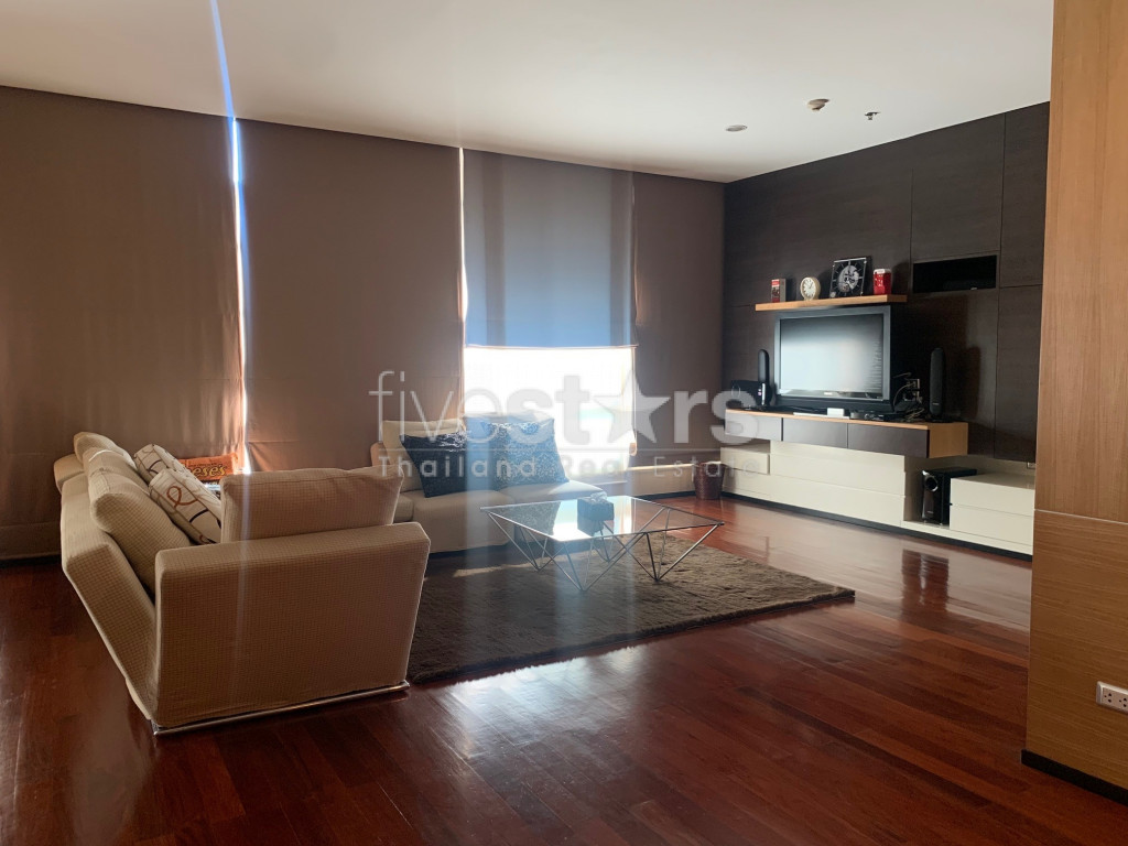 Un spacieux appartement de 2 chambres est disponible à la location à Thonglor.