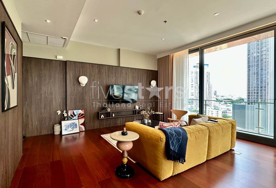 Un condominium contemporain de 2 chambres est disponible à la location à Thonglor.