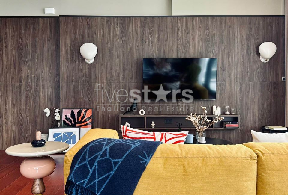 Un condominium contemporain de 2 chambres est disponible à la location à Thonglor., photo 2