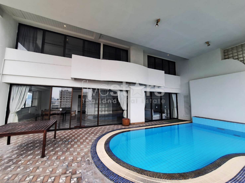 Condo de grande hauteur avec piscine privée de 3 chambres à louer à Phrom Phong