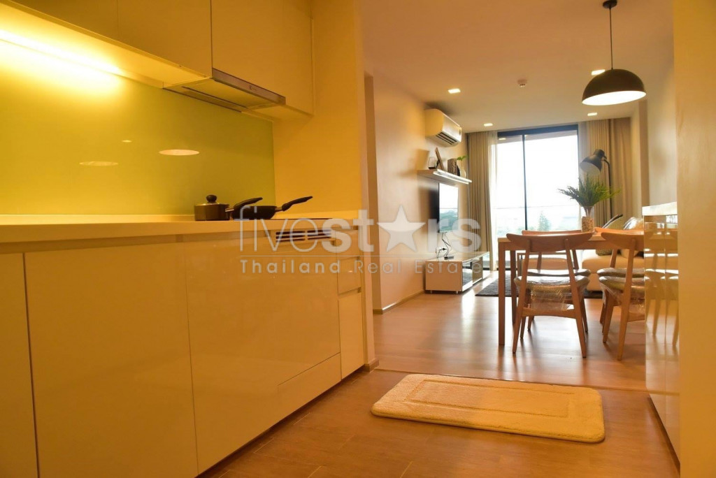 Condo bas de 2 chambres à vendre sur Thong Lor