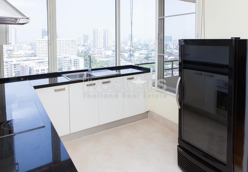 Une unité spacieuse de 3 chambres est disponible à la location sur Thonglor., photo 10