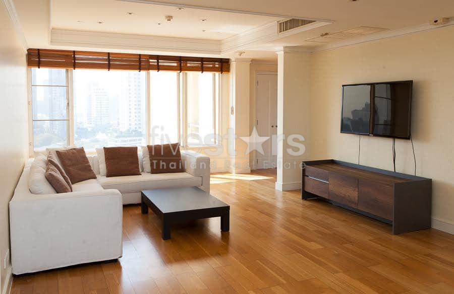 Une unité spacieuse de 3 chambres est disponible à la location sur Thonglor.