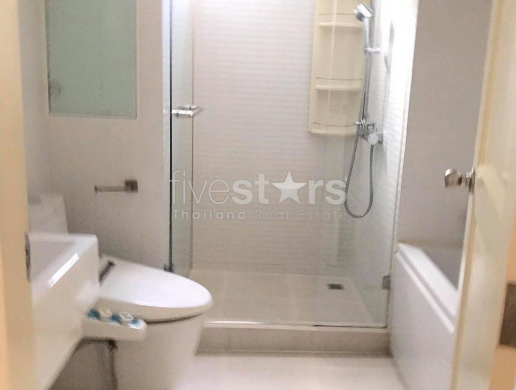 Condo de faible hauteur de 2 chambres à louer à Phrom Phong, photo 7