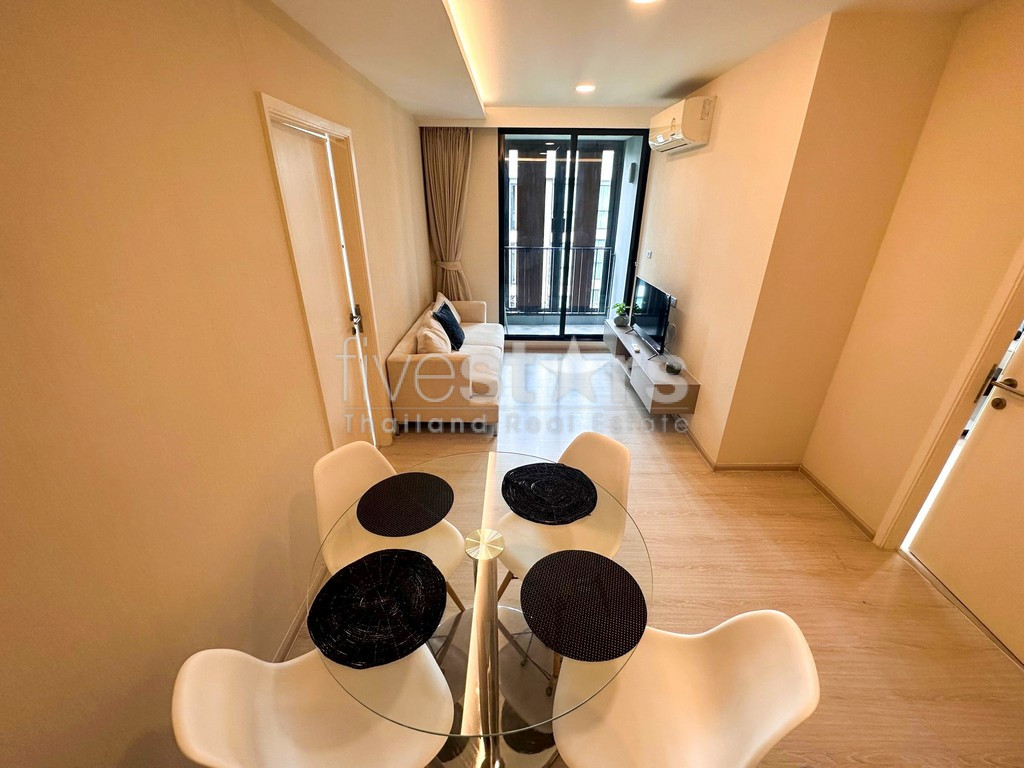 Appartement de 2 chambres moderne à vendre proche BTS Thonglor, photo 3