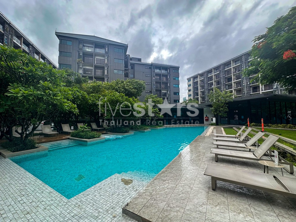 2-bedroom modern condo for sale close to BTS Surasak, photo 18
