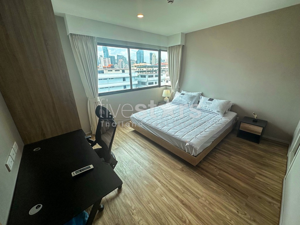 2-bedroom modern condo for sale close to BTS Surasak, photo 11