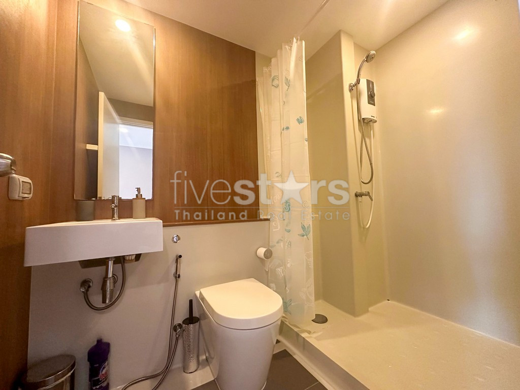 2-bedroom modern condo for sale close to BTS Surasak, photo 15