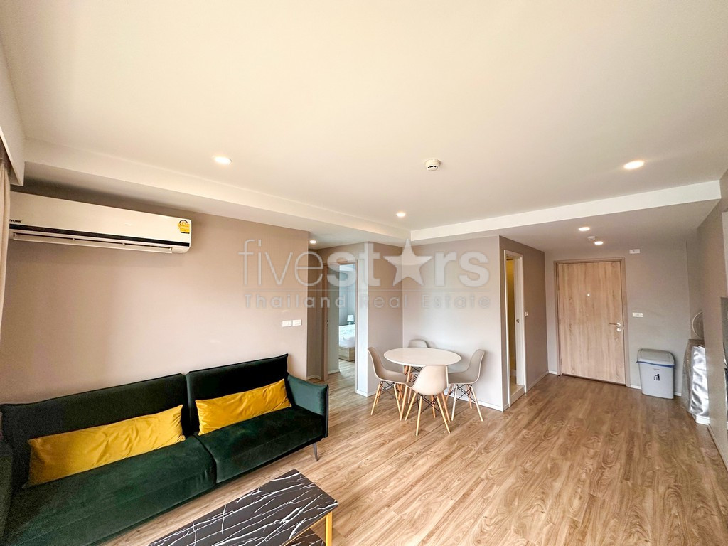 2-bedroom modern condo for sale close to BTS Surasak, photo 6