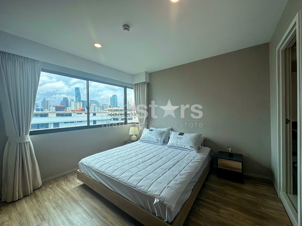 2-bedroom modern condo for sale close to BTS Surasak, photo 12