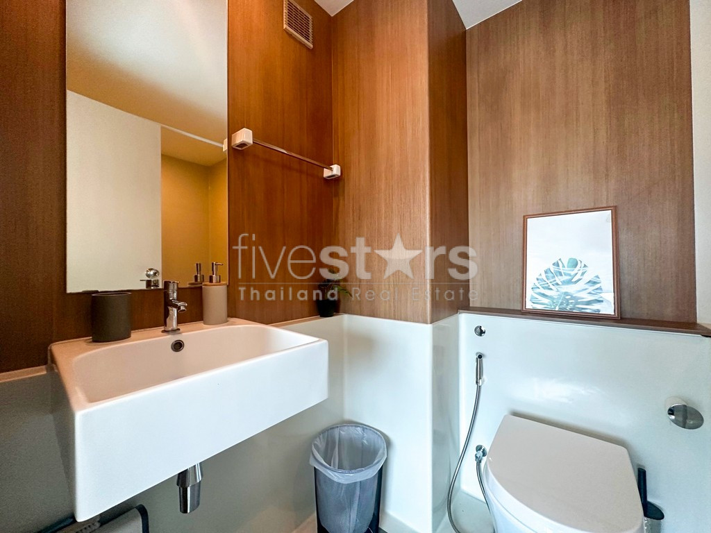 2-bedroom modern condo for sale close to BTS Surasak, photo 16