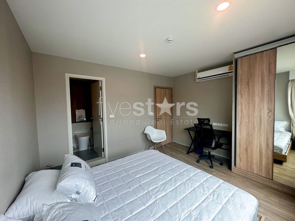 2-bedroom modern condo for sale close to BTS Surasak, photo 13