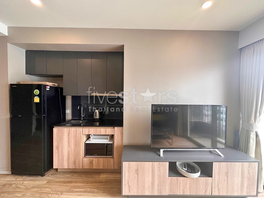 2-bedroom modern condo for sale close to BTS Surasak, photo 9