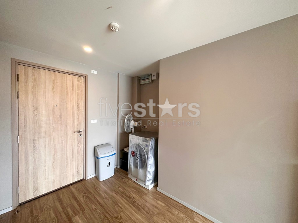 2-bedroom modern condo for sale close to BTS Surasak, photo 8