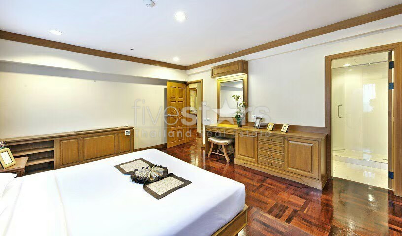à Bangkok, grand appartement avec 4 chambres quartier Prompong, photo 5
