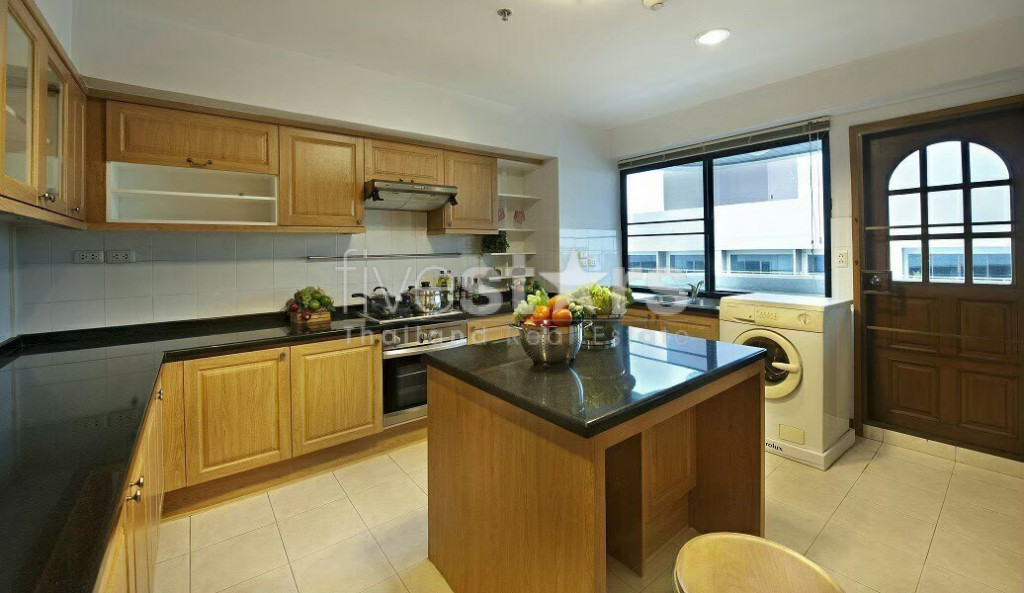à Bangkok, grand appartement avec 4 chambres quartier Prompong, photo 13