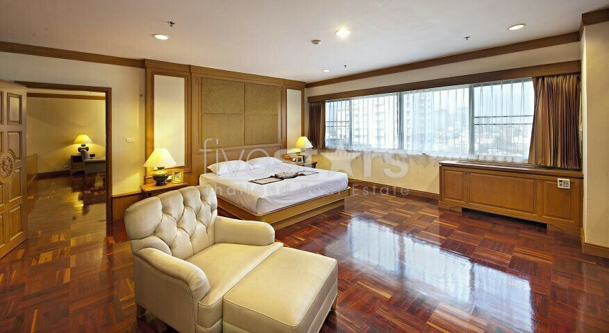 à Bangkok, grand appartement avec 4 chambres quartier Prompong, photo 7