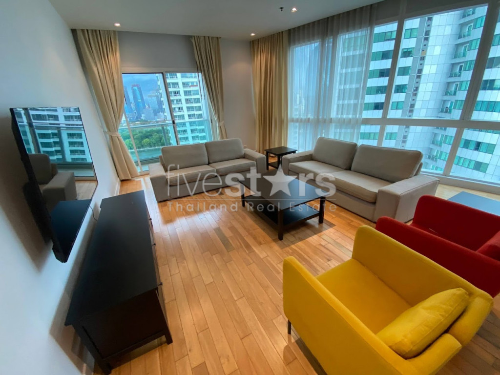 Condo de 3 chambres à louer sur Asoke à Phrom Phong