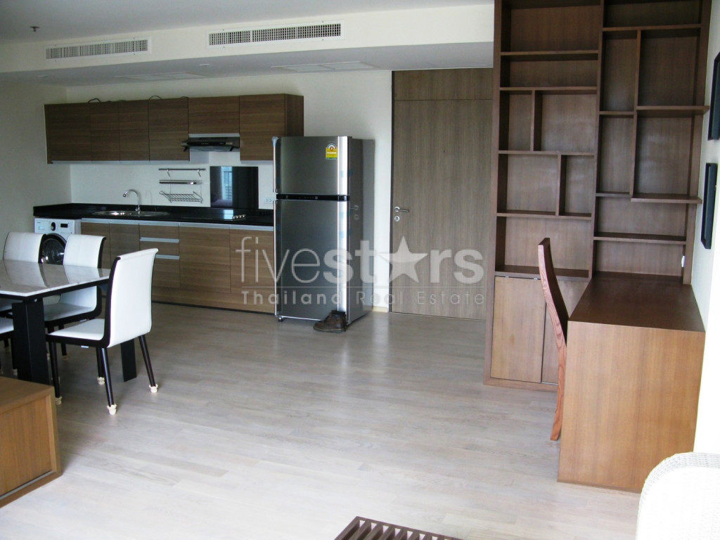 Condo de 3 chambres en étage élevé à vendre près du BTS Thonglor