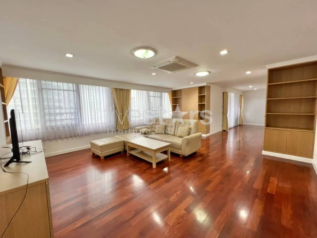 Grand appartement de 3 chambres à louer à Phromphong