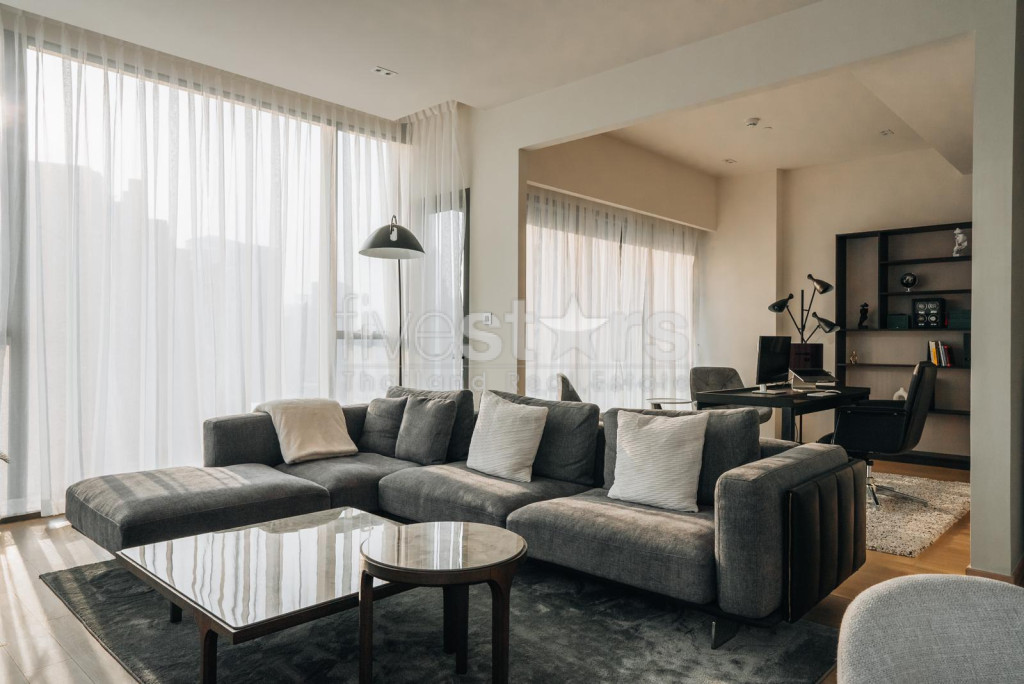 Grand appartement de standing d'une chambre à vendre à 150m du BTS Thonglor