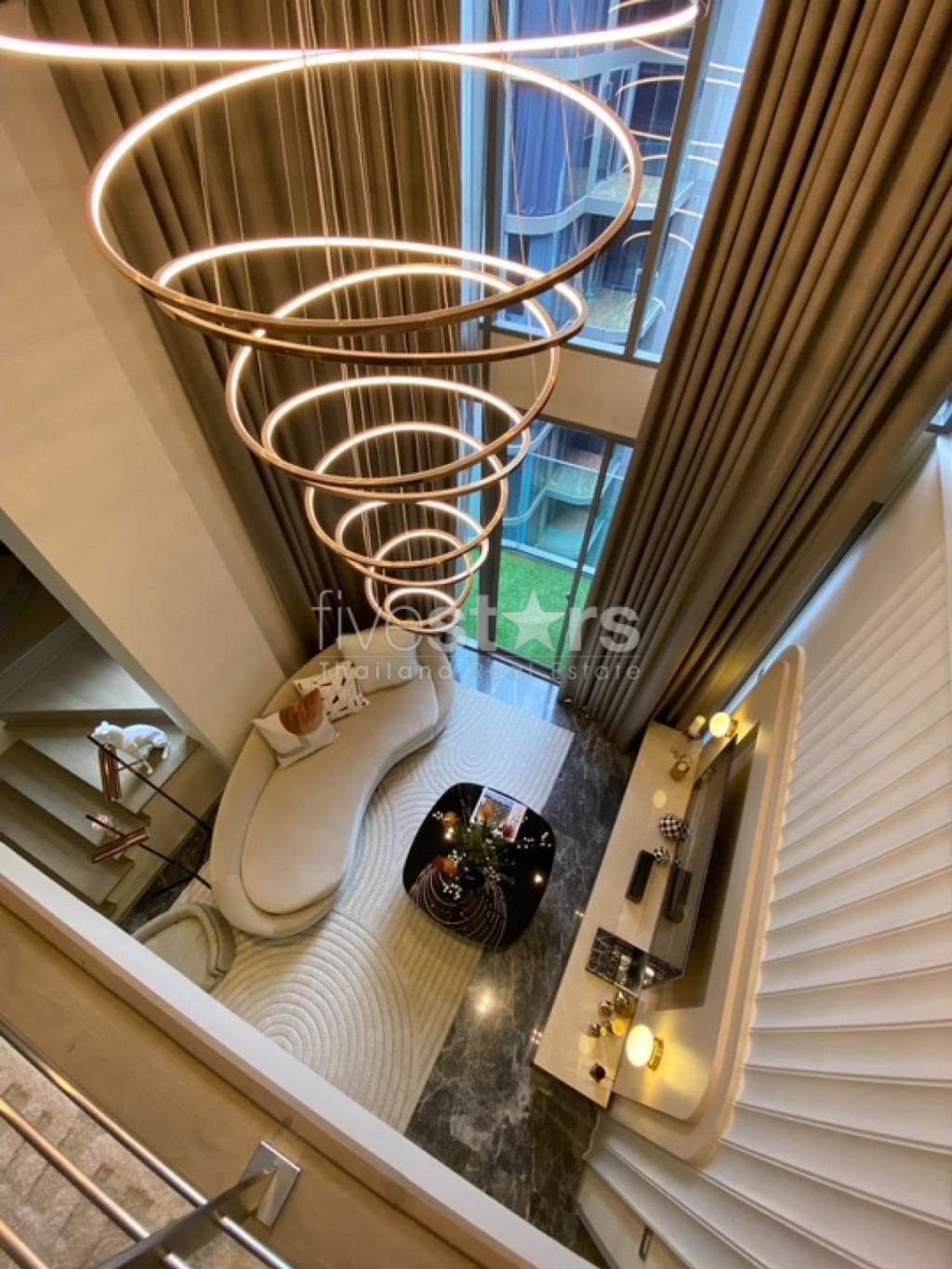 Duplex de luxe de 3 chambres à louer à Phrom Phong.