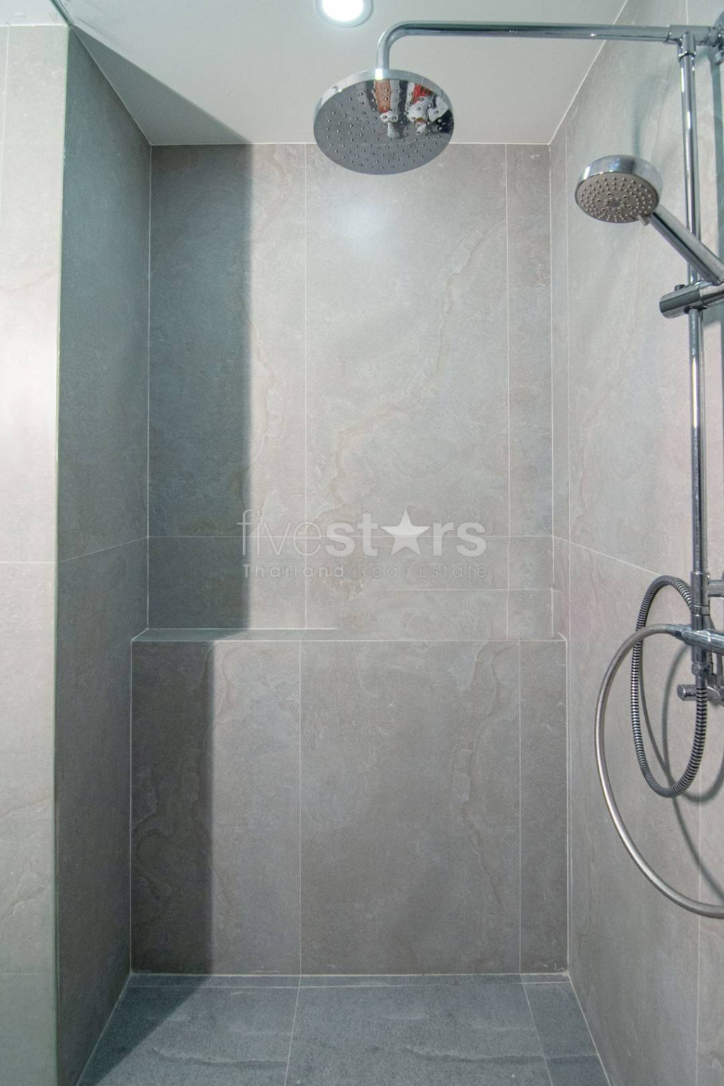 Appartement Moderne de 2 Chambres à Louer à Phrom Phong, photo 7