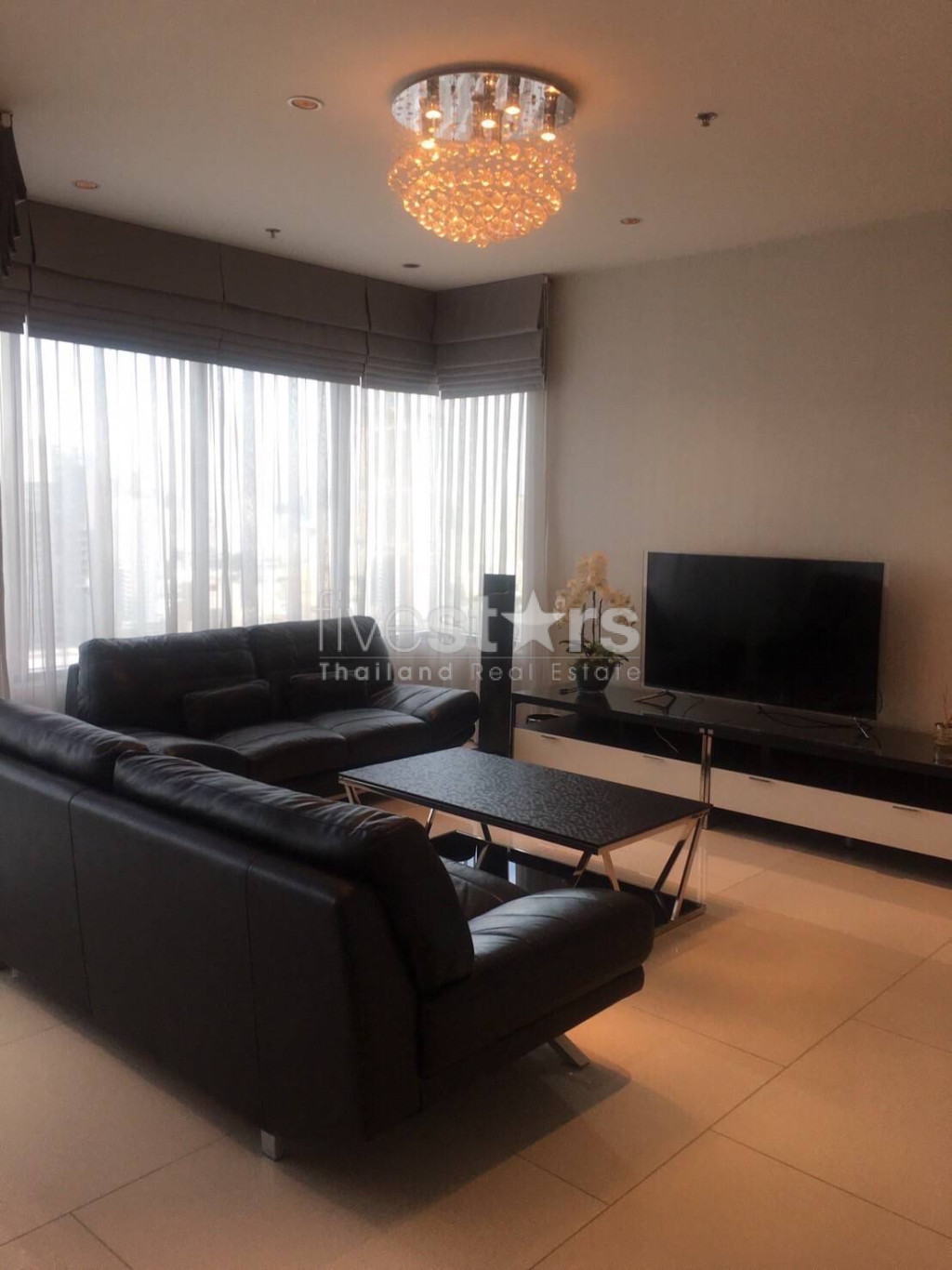 à Bangkok, appartement moderne dans un immeuble neuf quartier Prompong